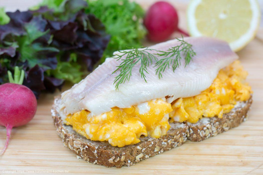 Brot mit Rührei und Forellenfilet