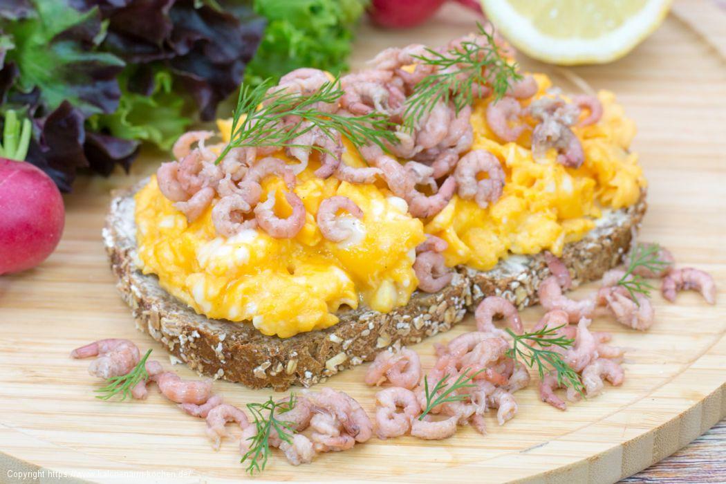 Brot mit Rührei und Krabben